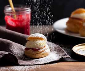 Choux craquelin rellenos de frambuesa y crema de chocolate blanco