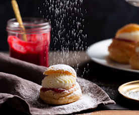 Puffs with Crackle, Raspberry Filling and White Chocolate Cream