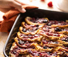 Pudim de pão com frutos do bosque