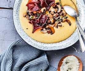 Polenta crémeuse, champignons et viande des Grisons