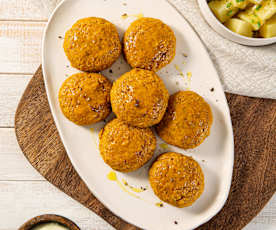 Polpette di lenticchie e carote, con salsa allo yogurt e curry