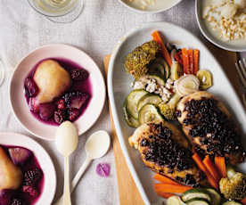 Menú para dos: Crema de coliflor. Pollo con verduras. Pera con piña y frutos rojos.