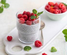 Kokosowy pudding chia z malinami