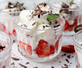 Doce de morangos e chocolate