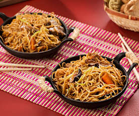 Fideos salteados con setas y verduras (Chow mein vegetariano) - China