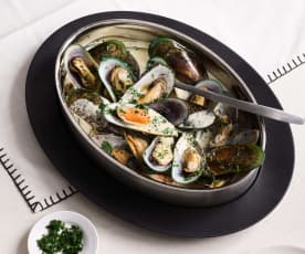 Green mussels in wine and garlic sauce