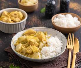 Curry z kurczakiem i ryżem gotowanym na parze