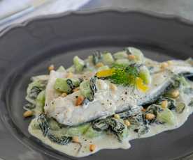 Λαβράκι με σπανάκι, αγγουράκι και σάλτσα ταχίνι