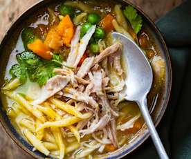 Soupe de poulet aux légumes, petites pâtes et parmesan