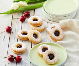 Biscotti di frolla alle mandorle con confettura di ciliegie