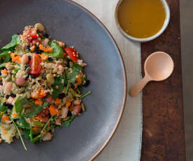 Salada de quinoa e feijão com molho de curcuma