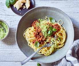 Spaghetti Bolognese mit Basilikum-Parmesan