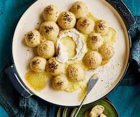 Zupfbrot mit Camembert-Kern