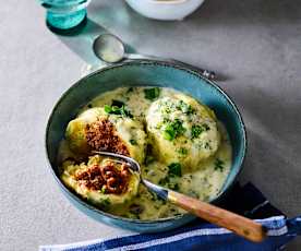 Hefe-Hackfleisch-Knödel mit Käsesauce