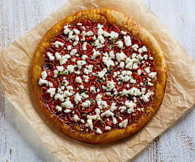 Tart tatin con pomodori e formaggio fresco