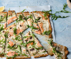Pizza alsaciana con salmón, champiñón y rúcula