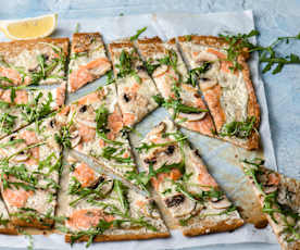 Flammekueche aux graines de lin avec saumon, champignons et salade de roquette