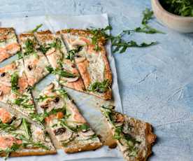 Flammkuchen de linaza con salmón, champiñones y ensalada de arúgula