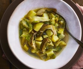 Zuppa di patate novelle, carciofi e scarola