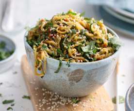 Insalata fredda di spaghetti di cetrioli alla coreana