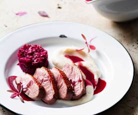 Στήθος πάπιας, κόκκινο λάχανο και σελινόριζα