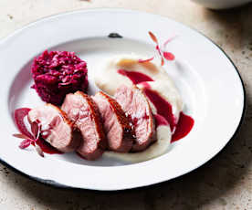 Piersi z kaczki (sous-vide, z osłoną noża miksującego) z kiszoną czerwoną kapustą i purée z selera