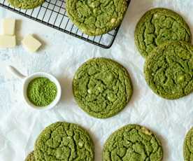 Ciastka z herbatą matcha i białą czekoladą