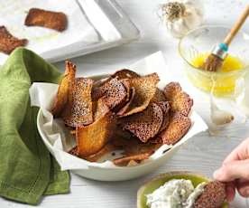 Brotchips mit Knoblauchmarinade