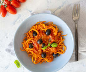 Makaron z marchewki w sosie pomidorowym z oliwkami