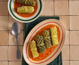 Salsichas enroladas em couve-lombarda