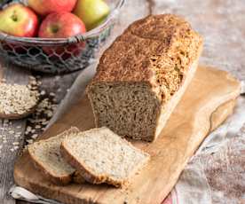 Chleb jabłkowy z płatkami owsianymi i tymiankiem