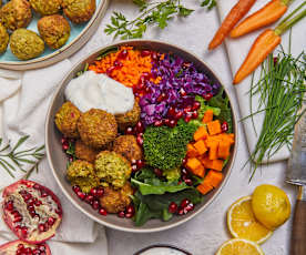 Proteinowy bowl z falafelami i granatem