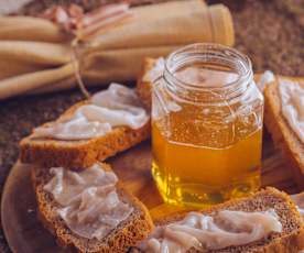 Crostini di pane alle castagne e noci con lardo e miele