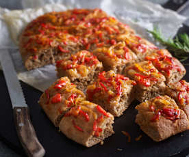 Focaccia integrale con cipolle e peperoni