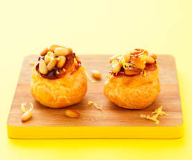 Bignè alla crema al limone con pinoli e caramello