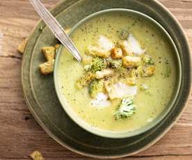 Cremet broccolisuppe med croutoner