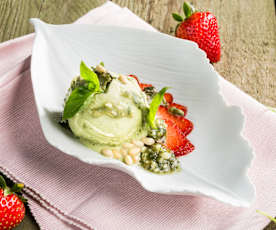 Basilikumeis mit Erdbeercarpaccio und süßem Pesto