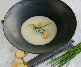 Κρεμώδης σούπα κουνουπιδιού με κενέλ γκοργκονζόλας 