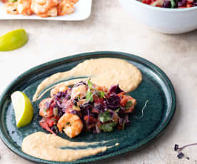 Salada tailandesa com camarão e molho de amendoim 