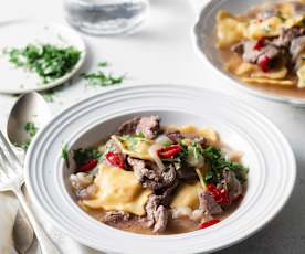 Ravioli con carne en caldo