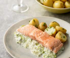 Salmão com molho de alho-francês e batata