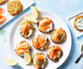 Tortitas de patatas con crema de hierbas y salmón ahumado