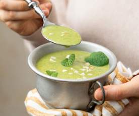 Zucchinisuppe mit Cashewkernen