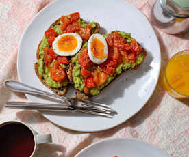 Avocadocreme, marinierte Paradeiser und Ei auf Toast