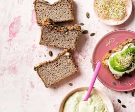 Pan de chía y almendras con topping de aguacate