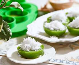Kuih Kosui Pandan (Pandan Rice Cake with Grated Coconut)