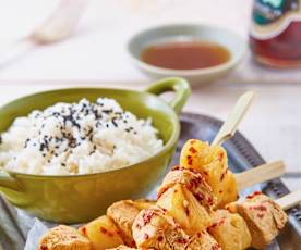 Brochetas de pollo y piña