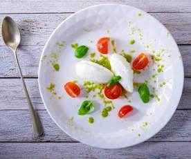Gelato alla mozzarella di bufala con pesto al basilico