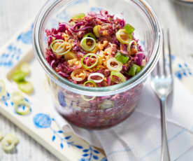 Rotkohl-Salat mit Erdnussdressing