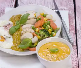 Zeleninová polévka, kuřecí prsa v balíčku se zeleninovou přílohou a vařenými vejci